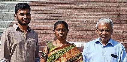 பெற்றோருடன் இசக்கிராஜ்