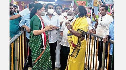 ஓசூர் அடுத்த பேரண்டப்பள்ளி 2-வது சிப்காட்டில் உள்ள  மஹா பிரத்யங்கரா
தேவி கோயிலில் அம்மனை வழிபட்டார் சசிகலா. அருகில் அவரது உறவினர் டாக்டர் வெங்கடேஷ்.
