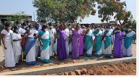 ஊதிய முரண்பாடுகளைக் களைய வலியுறுத்தி கோவில்பட்டியில் கிராம சுகாதாரச் செவிலியர்கள் தற்செயல் விடுப்பு எடுத்துப் போராட்டத்தில் ஈடுபட்டனர்.