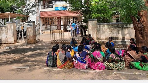 காரைக்குடி டிஎஸ்பி அலுவலகத்திற்கு நிதி நிறுவனம் குறித்துப் புகார் கொடுக்க வந்த பெண்கள்.
