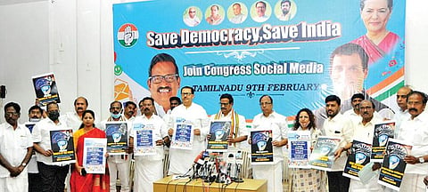 சென்னை சத்தியமூர்த்தி பவனில் காங்கிரஸ் சமூக ஊடகத் துறை பிரச்சார இயக்கத்தை தமிழக காங்கிரஸ் தலைவர் கே.எஸ்.அழகிரி நேற்று தொடங்கி வைத்தார். உடன் அகில இந்திய செயலாளர் சஞ்சய் தத், சமூக ஒருங்கிணைப்பாளர் ஹஷீபா, கே.சிரஞ்சீவி, கோபண்ணா, ரூபி மனோகரன் மற்றும் நிர்வாகிகள்.படம்: ம.பிரபு