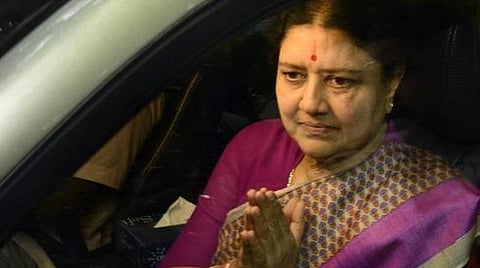 அதிமுக எம்எல்ஏக்களை இழுக்க அமமுக முயற்சி: சசிகலாவின் தீவிர அரசியல் திட்டத்தால் பரபரப்பு