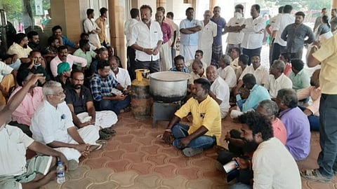 காரைக்குடி நகராட்சி அலுவலகத்தில் சாலையை சீரமைக்காததை கண்டித்து பொதுமக்கள் சமையல்  செய்து போராட்டம் நடத்தினர்.