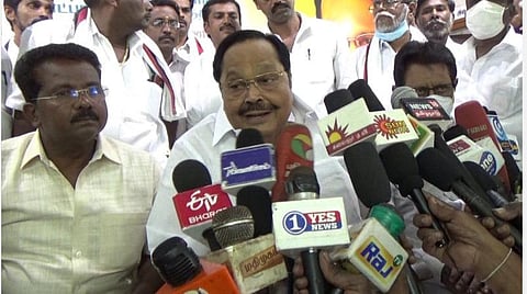 காட்பாடியில் செய்தியாளர்கள் சந்திப்பில் பேசும் திமுக பொதுச்செயலாளர் துரைமுருகன்.
