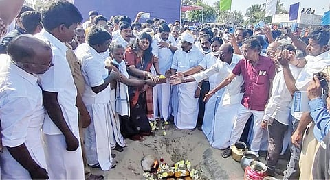 உய்யாலிகுப்பத்தில் தூண்டில் வளைவு அமைக்கும் பணிகளை மீன்வளத் துறை அமைச்சர் ஜெயக்குமார் அடிக்கல் நாட்டி தொடங்கிவைத்தார்.