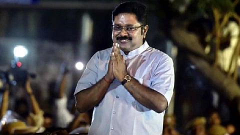 நாங்கள் நடுரோட்டில் நிற்கவில்லை; எங்களுக்கு டிடிவி தினகரன் பதவிகள் வழங்கி அழகுபார்க்கிறார்: முதல்வருக்கு தகுதி நீக்கம் செய்யப்பட்ட எம்எல்ஏ-க்கள் பதில்