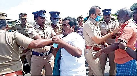 காட்டுமன்னார்கோவில் அருகே வீரானந்தபுரத்தில் தேசிய நெடுஞ்சாலை விரிவாக்கத்துக்காக பொக்லைன் இயந்திரம் மூலம் வீடுகள் இடிக்கப்பட்டது. (அடுத்த படம்) வீடுகள் அகற்றும் போது போலீஸாருக்கும் பொதுமக்களுக்கும் ஏற்பட்ட  தள்ளுமுள்ளுவில் விவசாய சங்கத் தலைவர் இளங்கீரனை சட்டையைப்  பிடித்து இழுத்துச் செல்லும் போலீஸார்.