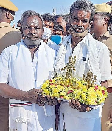 தருமபுரி மாவட்டம் காரிமங்கலம் அருகே முதல்வர் பழனிசாமிக்கு வெண்கலச் சிலைகள் பரிசளிக்க காத்திருந்த விவசாயிகள்.