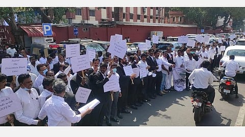 உயர் நீதிமன்ற வழக்கறிஞர்கள் வேளாண் சட்டங்களுக்கு ஆதரவு, எதிர்ப்பு போராட்டம் 