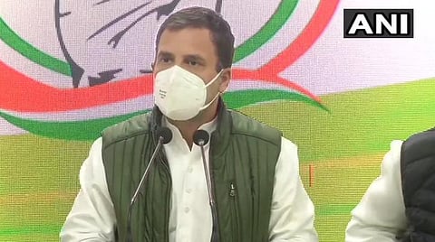 காங்கிரஸ் எம்.பி. ராகுல் காந்தி டெல்லியில் நிருபர்களுக்கு பேட்டி அளித்த காட்சி : படம் ஏஎன்ஐ