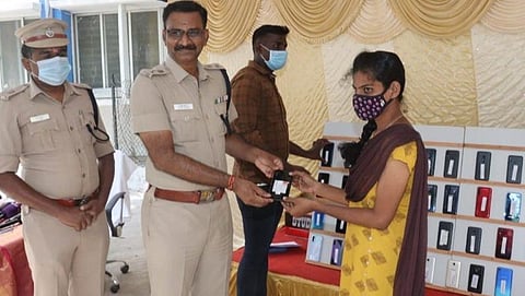 தூத்துக்குடியில் போலீஸாரால் மீட்கப்பட்ட செல்போன்களை அதன் உரிமையாளர்களிடம் எஸ்பி எஸ்.ஜெயக்குமார் ஒப்படைத்தார்.
