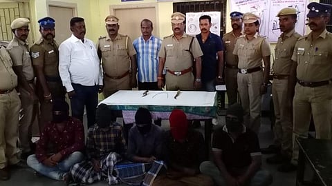 திருப்பத்தூரில் பிடிப்பட்ட கொள்ளையர்களுடன் போலீஸார்.