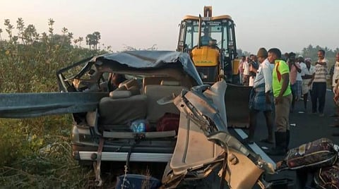புதுக்கோட்டை மாவட்டம் கீரனூர் அருகே சாலை விபத்துக்குள்ளான கார்.