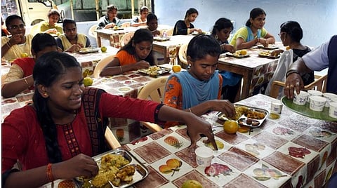 'இந்து தமிழ்' செய்தி எதிரொலி: புதுச்சேரி அரசுப் பள்ளிகளில் மதிய உணவுத் திட்டம் விரைவில் தொடக்கம்
