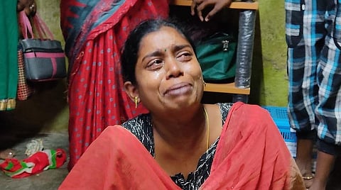 கதறி அழும் தாய்