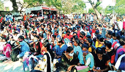 திருவள்ளுவர் பல்கலைக்கழக தேர்வில் தேர்ச்சி பெற்ற அரியர் பாடங்களுக்கு மீண்டும் தேர்வு அறிவிப்பு: கட்டணம் செலுத்துவதற்கு மாணவர்கள் எதிர்ப்பு