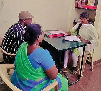 தெற்குவாசல் காவல் நிலைய வளாகத்தில் உள்ள கவுன்சலிங் மையத்தில் பாதிக்கப்பட்டோருக்கு  சமூகப் பணியாளர் சந்தியாராணி கவுன்சலிங் அளிக்கிறார்.