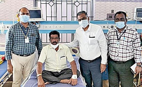 தஞ்சாவூர் மருத்துவக் கல்லூரி மருத்துவமனையில் நேற்று கரோனா தடுப்பூசி போட்டுக்கொண்டு மயக்கமடைந்தவரிடம் உடல்நலம் குறித்து விசாரிக்கும் மருத்துவக் கல்லூரி முதல்வர் மருதுதுரை மற்றும் மருத்துவர்கள்.