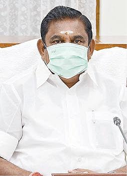 சென்னை தலைமைச் செயலகத்தில் நேற்று முதல்வர் பழனிசாமி தலைமையில் அமைச்சரவைக் கூட்டம் நடந்தது. இதில், துணை முதல்வர் ஓ.பன்னீர்செல்வம், அமைச்சர்கள் திண்டுக்கல் சீனிவாசன், செங்கோட்டையன், எஸ்.பி.வேலுமணி, செல்லூர் ராஜூ உள்ளிட்டோரும் தலைமைச் செயலர் ராஜீவ் ரஞ்சன், நிதித்துறை செயலர் ச.கிருஷ்ணன் உட்பட பல்வேறு துறைகளின் செயலர்களும் பங்கேற்றனர்.