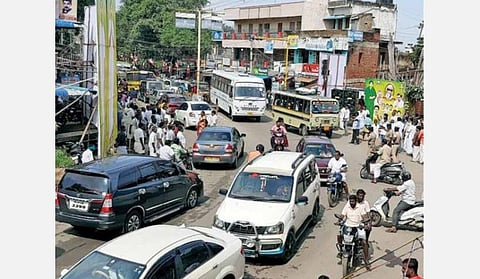 அதிகரித்து வரும் போக்குவரத்து நெரிசல்- ஆண்டிபட்டியில் புறவழிச்சாலை அமைக்கப்படுமா?