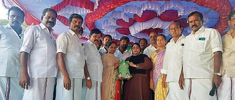 ஆலங்காயம் பேரூராட்சியில் தொழிலாளர்களுக்கு அடையாள அட்டைகள் மற்றும் நலத்திட்ட உதவிகளை வழங்கிய அமைச்சர் நிலோபர்கபீல்.