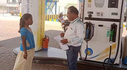 20 திருக்குறள் ஒப்புவித்தால் ஒரு லிட்டர் பெட்ரோல் இலவசம் - கரூர் பெட்ரோல் நிலையத்தின் வித்தியாச அறிவிப்பு