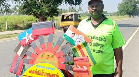 தமிழகம் முழுவதும் சைக்கிளில் பிரச்சாரம்  மேற்கொள்ளும் திருவள்ளூர் மாவட்டத்தைசேர்ந்த திமுக தொண்டர் சஞ்சீவி. 