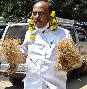 தூத்துக்குடி மாவட்டம் சிங்கத்தாகுறிச்சி கூட்டுறவு வங்கியில் பயிர்க் கடன் தள்ளுபடி அறிவிப்பில்  மோசடி நடைபெற்றுள்ளதாக கூறி  ஆட்சியரிடம் மனு அளிக்க வந்த தமிழ்நாடு விவசாயிகள் சங்கத்தினர். (அடுத்த படம்) வெள்ளத்தால் சேதமடைந்த பயிர்களுக்கு நிவாரணம் கோரி நூதன முறையில் மனு அளிக்க வந்த சமூக ஆர்வலர் தொண்டன் சுப்பிரமணி.             படங்கள்: என்.ராஜேஷ்