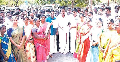 மதுரை மாவட்ட ஆட்சியர் அலுவலகத்தில் மனு அளிக்க வந்த திமுக எம்எல்ஏக்கள் பி.மூர்த்தி, பா.சரவணன் உள்ளிட்டோர்.