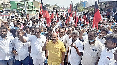 சென்னையை அடுத்த செம்பாக்கம் நகராட்சியில் முறைகேடுகள் நடைபெறுவதாக கூறி செம்பாக்கம் நகராட்சி அலுவலகம் முன்பாக திமுகவினர் நேற்று ஆர்ப்பாட்டம் நடத்தினர். இதில், திமுக மாவட்ட செயலாளர் தா.மோ.அன்பரசன். எம்எல்ஏ எஸ்.ஆர்.ராஜா மற்றும் நிர்வாகிகள் கலந்து கொண்டனர். படம்: எம்.முத்துகணேஷ்
