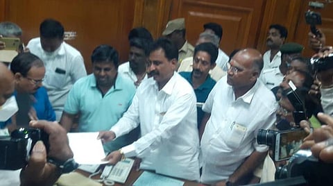 எம்எல்ஏ பதவியை ராஜினாமா செய்தார் ஜான்குமார்; புதுச்சேரியில் சம பலத்தில் ஆளுங்கட்சி - எதிர்க்கட்சி: பெரும்பான்மையை இழந்தது காங்கிரஸ் அரசு
