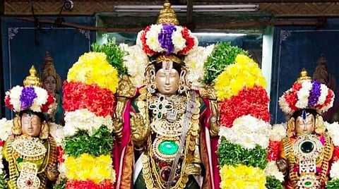 கொடிக்கம்பத்தின் அருகே எழுந்தருளிய ஸ்ரீதேவி - பூதேவி சமேத நித்யகல்யாணப் பெருமாள்.