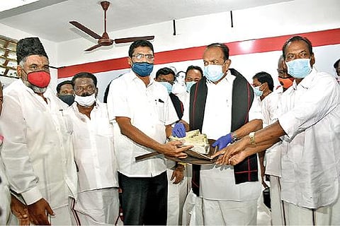 திருவண்ணாமலையில் நேற்று நடைபெற்ற கூட்டத்தில் மதிமுக பொதுச் செயலாளரிடம் தேர்தல் நிதி வழங்கிய அக்கட்சியின் நிர்வாகிகள்.