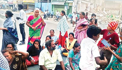 திருப்பத்தூர் மாவட்ட ஆட்சியர் அலுவலகம் முன்பாக நேற்று சாலை மறியலில் ஈடுபட்ட வானவராயனின் உறவினர்கள்.