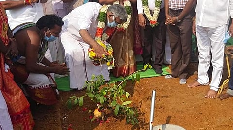 பூமி பூஜையில் கலந்துகொண்ட அமைச்சர் நடராஜன்.