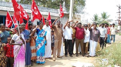 போராட்டத்தில் ஈடுபட்ட மார்க்சிஸ்ட் கம்யூனிஸ்ட் கட்சியினர், பொதுமக்கள்.