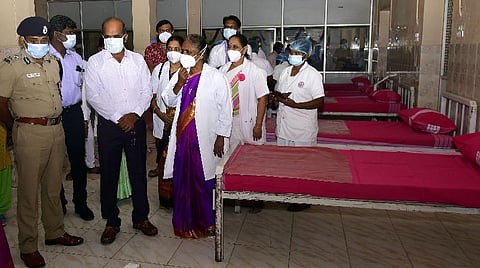 ஆதரவற்றோர் சிகிச்சைப் பிரிவைத் திறந்துவைத்துப் பார்வையிடும் மாவட்ட ஆட்சியர் சு.சிவராசு, மாநகரக் காவல் ஆணையர் ஜெ.லோகநாதன். படம்: ஜி.ஞானவேல்முருகன்.