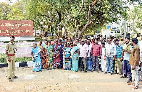 வேலூர் எஸ்.பி., அலுவலகத்தில் மறுவாழ்வு திட்டத்தின்கீழ் கறவை மாடுகளை வழங்க வலியுறுத்தி நேற்று மனு அளிக்க வந்த பேரணாம்பட்டு பகுதியைச் சேர்ந்த பொதுமக்கள்.படம்:வி.எம்.மணிநாதன்.