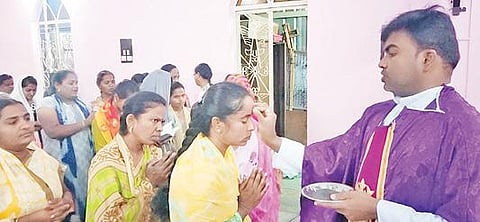 வத்தலகுண்டு புனித தோமையார் ஆலயத்தில் நடந்த சாம்பல் புதன் நிகழ்ச்சியில் பங்கேற்றோர்.