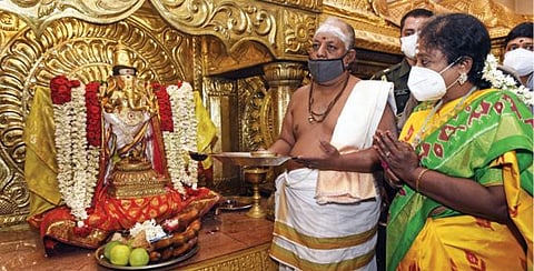 புதுச்சேரி துணைநிலை ஆளுநராக கூடுதல் பொறுப்பேற்கும் தெலங்கானா ஆளுநர் தமிழிசை சவுந்தர்ராஜன் நேற்று மாலை மணக்குள விநாயகர் கோயிலில் தரிசனம் செய்தார். படம்: எம்.சாம்ராஜ்
