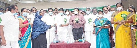 கடலூரில் நடைபெற்ற விழாவில் அமைச்சர் எம்.சி.சம்பத்  பெண் பயனாளிகளுக்கு திருமண நிதியுதவி மற்றும் தாலிக்கு தங்கம் வழங்கினார். அருகில் மாவட்ட ஆட்சியர் சந்திரசேகர் சாகமூரி.