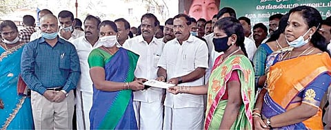 திருக்கழுக்குன்றத்தில் மகளிர் திட்டத்தின்கீழ் தமிழ் வளர்ச்சித் துறை அமைச்சர் பாண்டியராஜன், பயனாளிகளுக்கு நலத்திட்ட உதவிகளை வழங்கினார். மாவட்ட ஆட்சியர் அ.ஜான்லூயிஸ் உள்ளிட்ட அரசு அதிகாரிகள் உடன் இருந்தனர்.