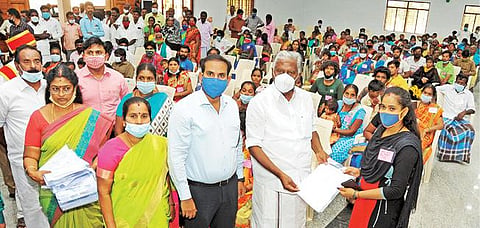 ஊத்தங்கரையில் நடந்த விழாவில் 257 பயனாளிகளுக்கு இலவச வீட்டுமனைப் பட்டாக்களை மாநிலங்களவை உறுப்பினர் கே.பி.முனுசாமி, ஆட்சியர் ஜெயசந்திர பானு ரெட்டி ஆகியோர் வழங்கினர்.