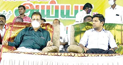 பாளையங்கோட்டையில் நடைபெற்ற புதிய தமிழகம் கட்சி மாநாட்டில், கிருஷ்ணசாமிக்கு இணையாக அமர்ந்திருந்த அவரது மகன் டாக்டர் ஷியாம். படம்: மு.லெட்சுமி அருண்.