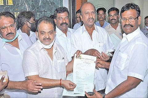 தமிழக சட்டப்பேரவைத் தேர்தலில் திமுக சார்பில் போட்டியிடுவதற்கான  விருப்ப மனுவை தலைமை நிலையச் செயலாளர் பூச்சி முருகனிடம் இருந்து நேற்று பெற்றுக் கொண்ட ஆவடி நகர மன்ற முன்னாள் தலைவர் நாசர். படம்: ம.பிரபு
