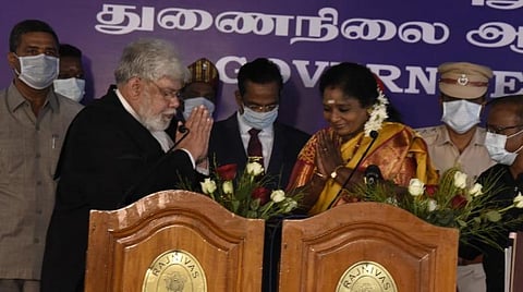துணைநிலை ஆளுநராக பொறுப்பு ஏற்கும் தமிழிசை. சென்னை உயர் நீதிமன்ற தலைமை நீதிபதி சஞ்சீவ் பானர்ஜி பதவிப் பிரமாணம் செய்து வைத்தார். படம்: எம். சாம்ராஜ்