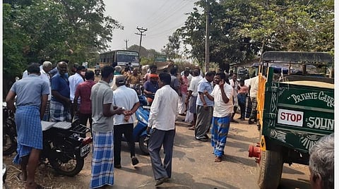நெல் கொட்டிய டிராக்டரை நிறுத்தி விவசாயிகள் சாலை மறியல்.