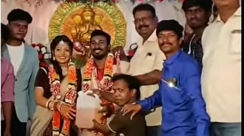 புதுமணத் தம்பதிக்கு காஸ், பெட்ரோலைப் பரிசளித்த நண்பர்கள்