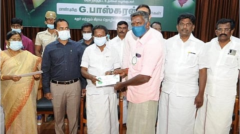 காரைக்குடியில் வருவாய்த்துறை சார்பில் அமைச்சர் ஜி.பாஸ்கரன் பயனாளிகளுக்கு இலவச வீட்டுமனை பட்டா வழங்கினார். அருகில் மாவட்ட ஆட்சியர் பி.மதுசூதன்ரெட்டி.