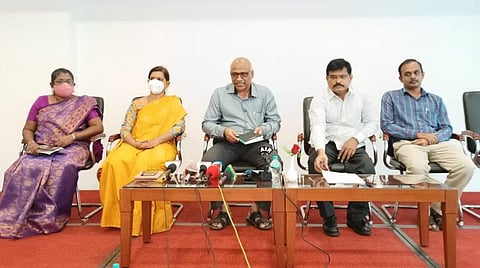 காரைக்காலில் செய்தியாளர்களிடம் பேசிய புதுச்சேரி என்ஐடி இயக்குநர் முனைவர் கே.சங்கரநாராயணசாமி.